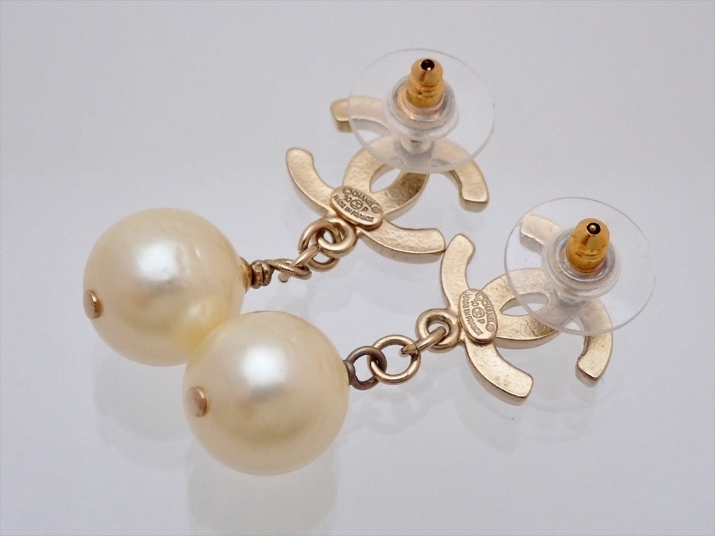 Auth vintage Chanel stud pierced earrings CC logo faux pearl dangle