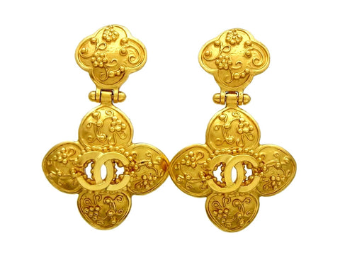 Vintage Chanel dangle earrings CC logo flower