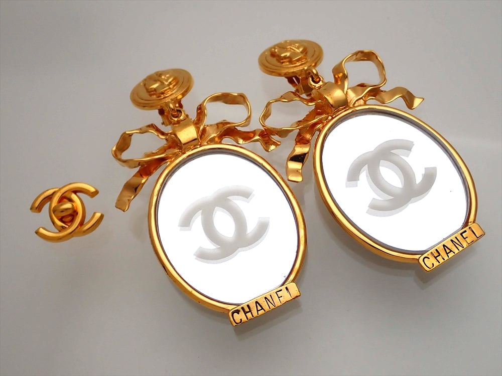 Authentic vintage Chanel earrings COCO medal Ribbon CC logo mirror